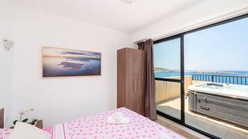 2 bedrooms, desk, laptop workspace, blackout curtains