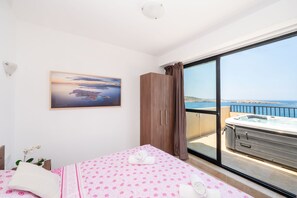 2 bedrooms, desk, laptop workspace, blackout drapes