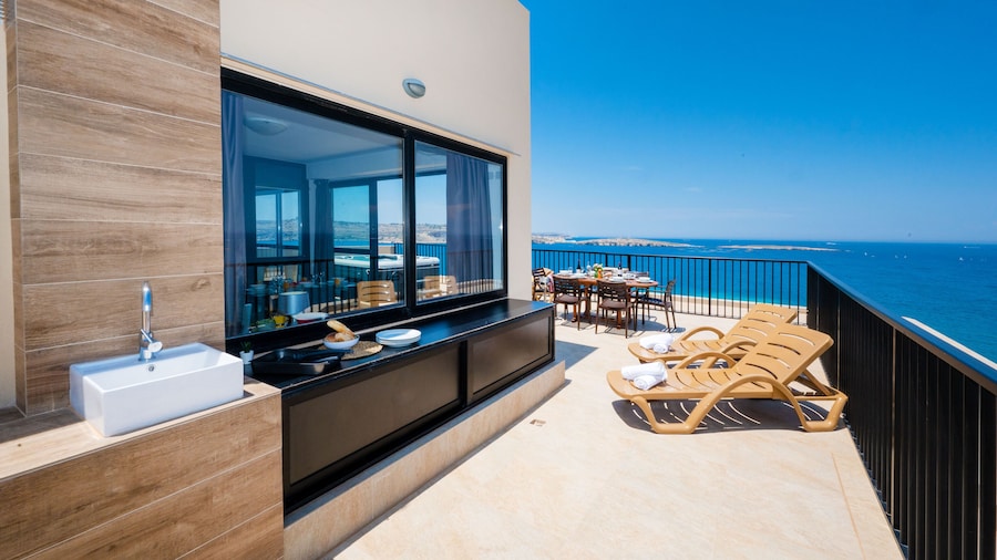 Islet Seafront Penthouse with Hot tub