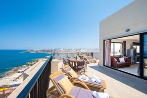 Terrace/patio - Islet Seafront Penthouse with Hot tub (St. Paul's Bay)