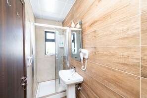 Panoramic-Apartment | Badezimmer | Dusche, umweltfreundliche Kosmetikartikel, Haartrockner, Handtücher