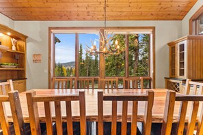 Dining - Keystone Golf Course, Mins to Skiing, Luxury Mountain Home, Private Hot Tub (Keystone)