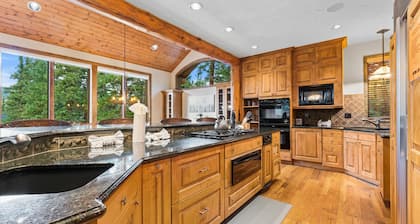 Keystone Golf Course, Mins to Skiing, Luxury Mountain Home, Private Hot Tub