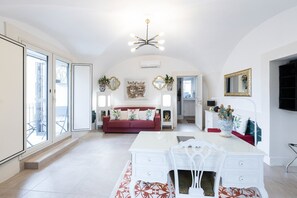 Smart TV, Netflix, libros y bocina smart