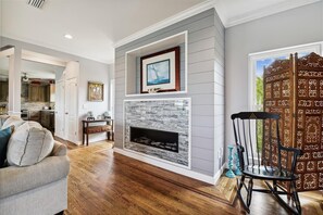 Smart TV, fireplace