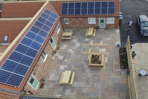 Outdoor dining -  The Stables a Cosy Mews  Cottage only 1 Mile From Award Winning Sandy  Beach (Bridlington)