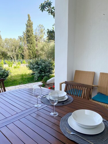 Porta Smeralda Holiday House. Apartment with garden and private parking.
