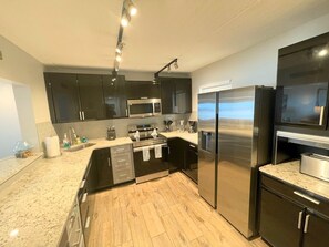 Refrigerador, microondas, horno y parrilla de estufa 
