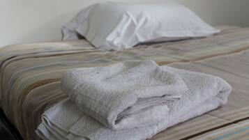 Tweepersoonskamer, en-suite badkamer, uitzicht op de stad | Een bureau, gratis wifi, beddengoed