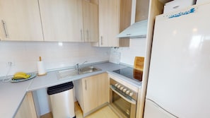 Refrigerador, horno, cafetera y tetera y tetera eléctrica