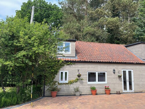 Rural, secluded holiday lodge close to beaches and Sandringham