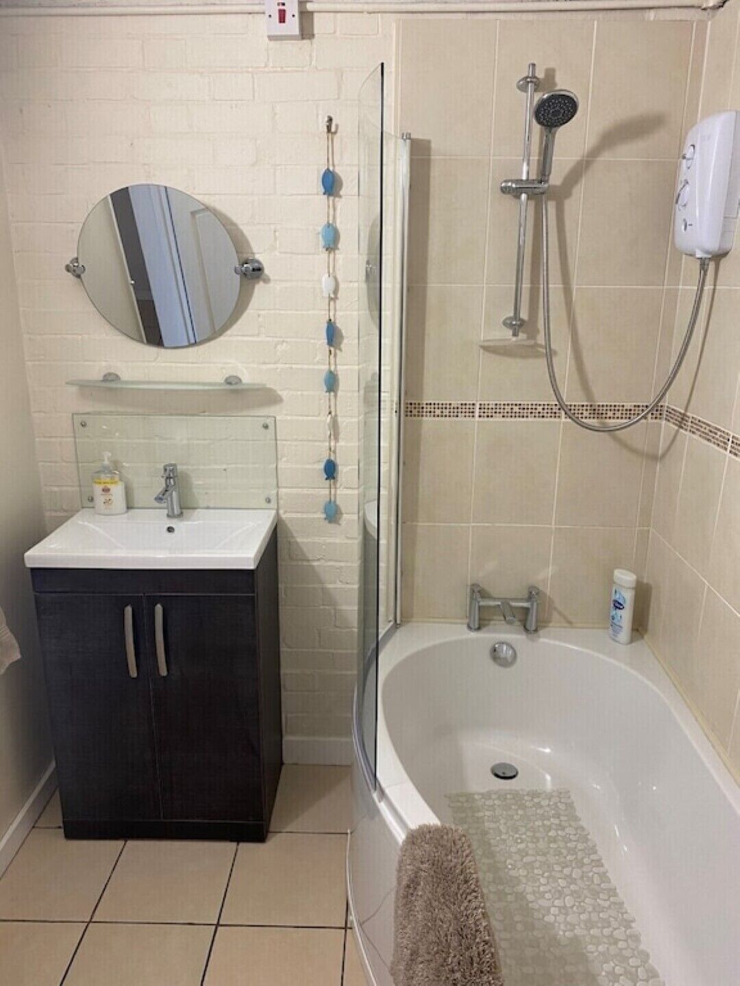 Douche, sèche-cheveux, serviettes fournies, savon