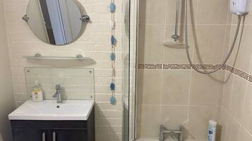 Douche, sĂšche-cheveux, serviettes fournies, savon