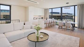 2 kamar tidur, brankas, kedap suara, dan Wi-Fi gratis