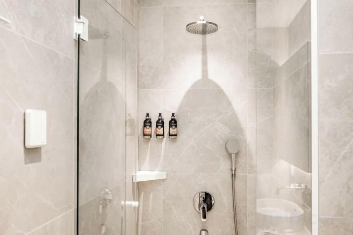 Baño | Artículos de higiene personal gratuitos, secador de pelo y albornoces