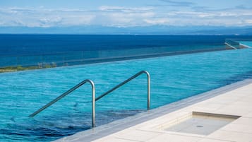 Piscine couverte, parasols de plage