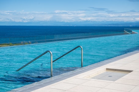 Una piscina techada, 2 piscinas al aire libre, sombrillas