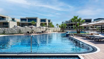 Kolam renang indoor dan 2 kolam renang outdoor