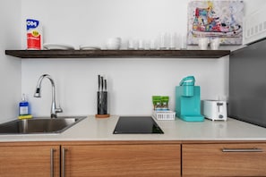 Refrigerador, microondas, parrilla de estufa y cafetera y tetera