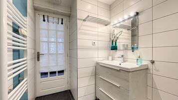 Shower, hair dryer, towels