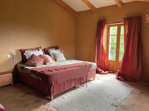 6 habitaciones, escritorio y tabla de planchar con plancha 