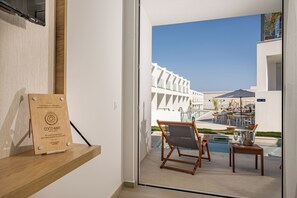 Deluxe Double or Twin Room, with Sharing Pool and Pool View | Coffres-forts dans les chambres, rideaux occultants
