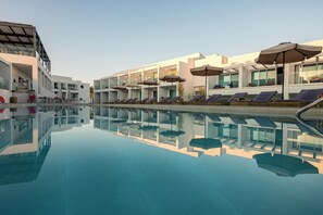 A modern hotel with a swimming pool, sun loungers, and umbrellas. - Mirage Bleu Hotel (Zakynthos)