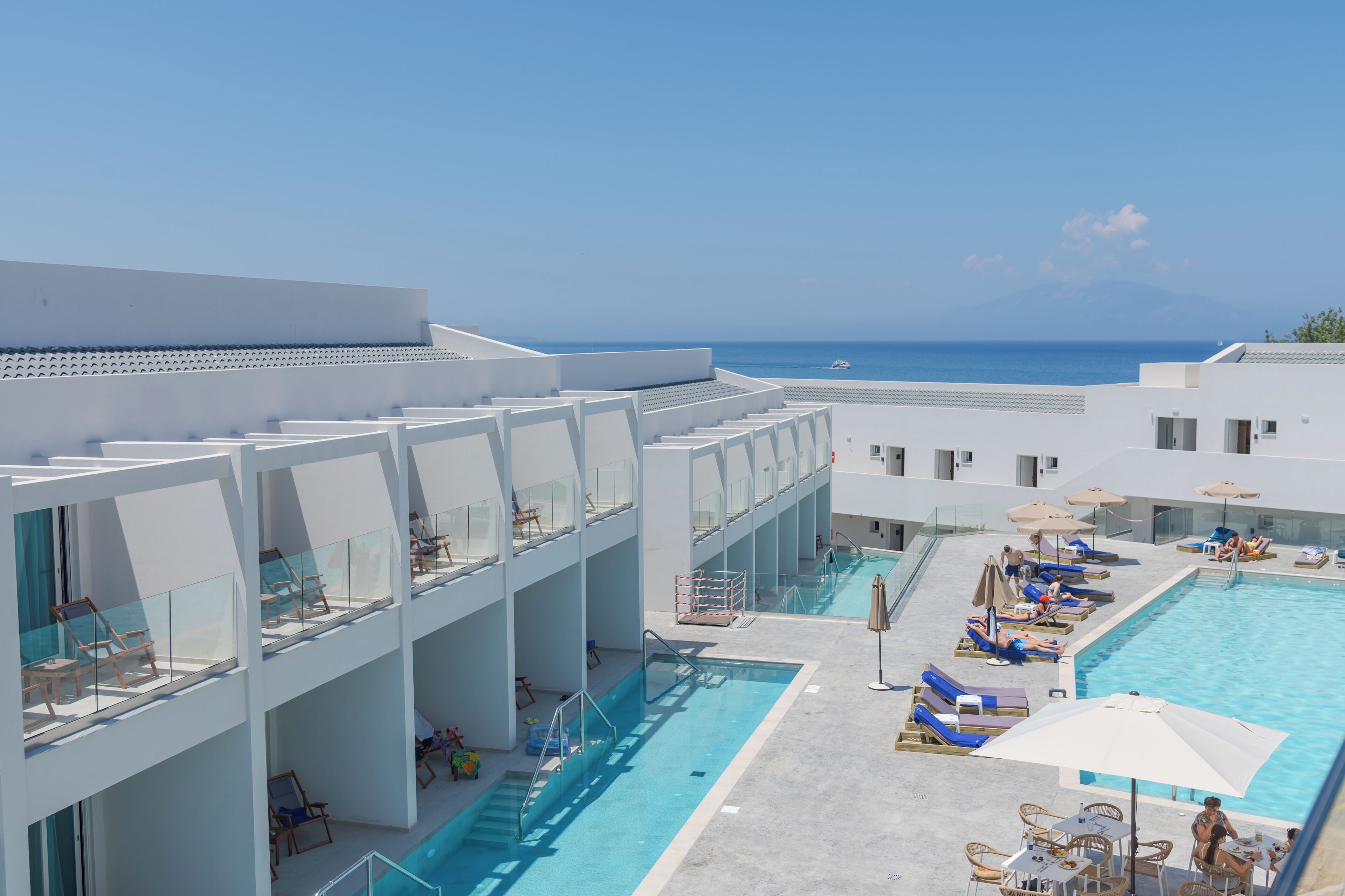 Piscina externa sazonal, espreguiçadeiras