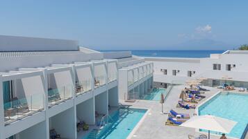 Piscina externa sazonal, espreguiçadeiras