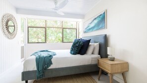 2 bedrooms, desk, iron/ironing board, free WiFi - Tea Trees One - luxury apartment and location! (Little Cove)