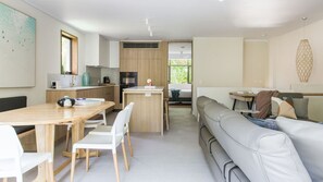 Smart TV - Tea Trees One - luxury apartment and location! (Little Cove)