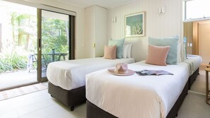 2 bedrooms, desk, iron/ironing board, free WiFi - Tea Trees One - luxury apartment and location! (Little Cove)