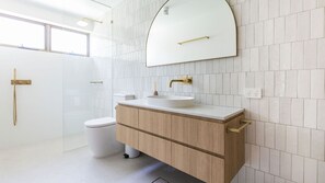 Ducha, secador de pelo y toallas