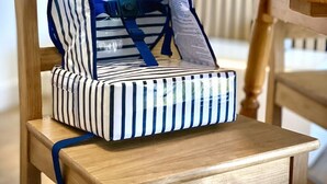 A wooden chair with a striped cushion and a blue strap. - Apartment sleeps 6 All comforts, at the foot of the slopes (Montclar)