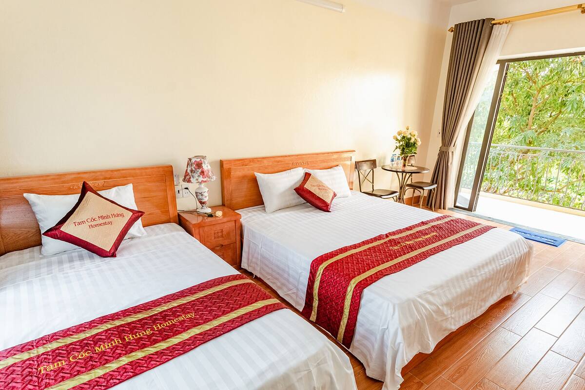 Rom – deluxe, flere senger, terrasse, hageutsikt | Sengetøy av topp kvalitet, dundyner, memory foam-senger og skrivebord