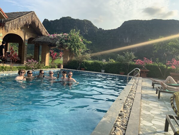 Hồ bơi ngoài trời, ghế dài tắm nắng 