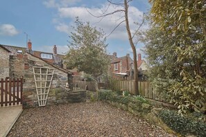 Property grounds - Host & Stay | Rose Cottage, Pickering (Pickering)