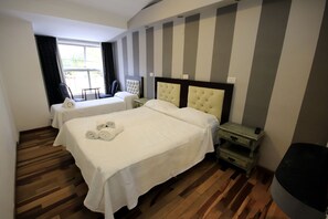 Standaard driepersoonskamer | Een kluis op de kamer, verduisterende gordijnen, gratis wifi, beddengoed