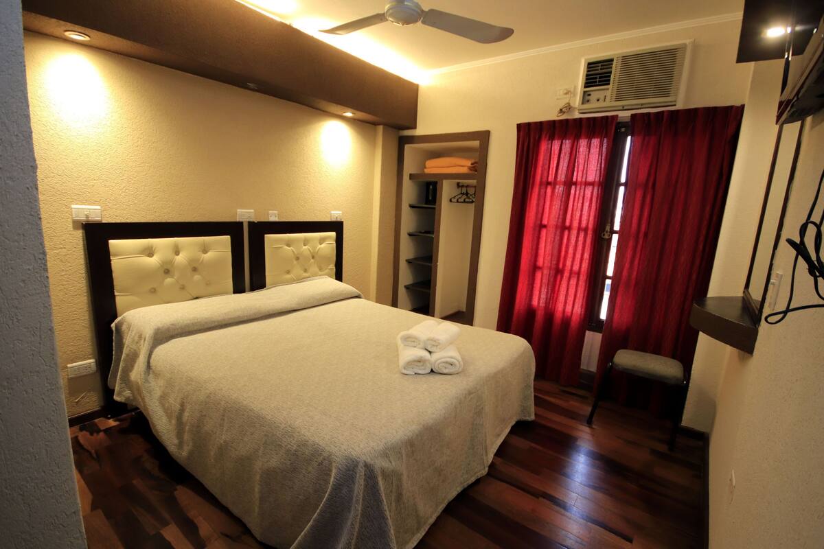 Habitación estándar doble | Caja fuerte, cortinas opacas, wifi gratis y ropa de cama