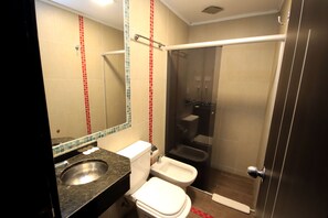Habitación estándar doble | Baño | Artículos de higiene personal gratuitos, secador de pelo, bidé y toallas