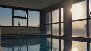 Indoor pool, outdoor pool, open 10:00 AM to 11:00 AM, pool umbrellas - Hotel Ananque  (Villa Carlos Paz)