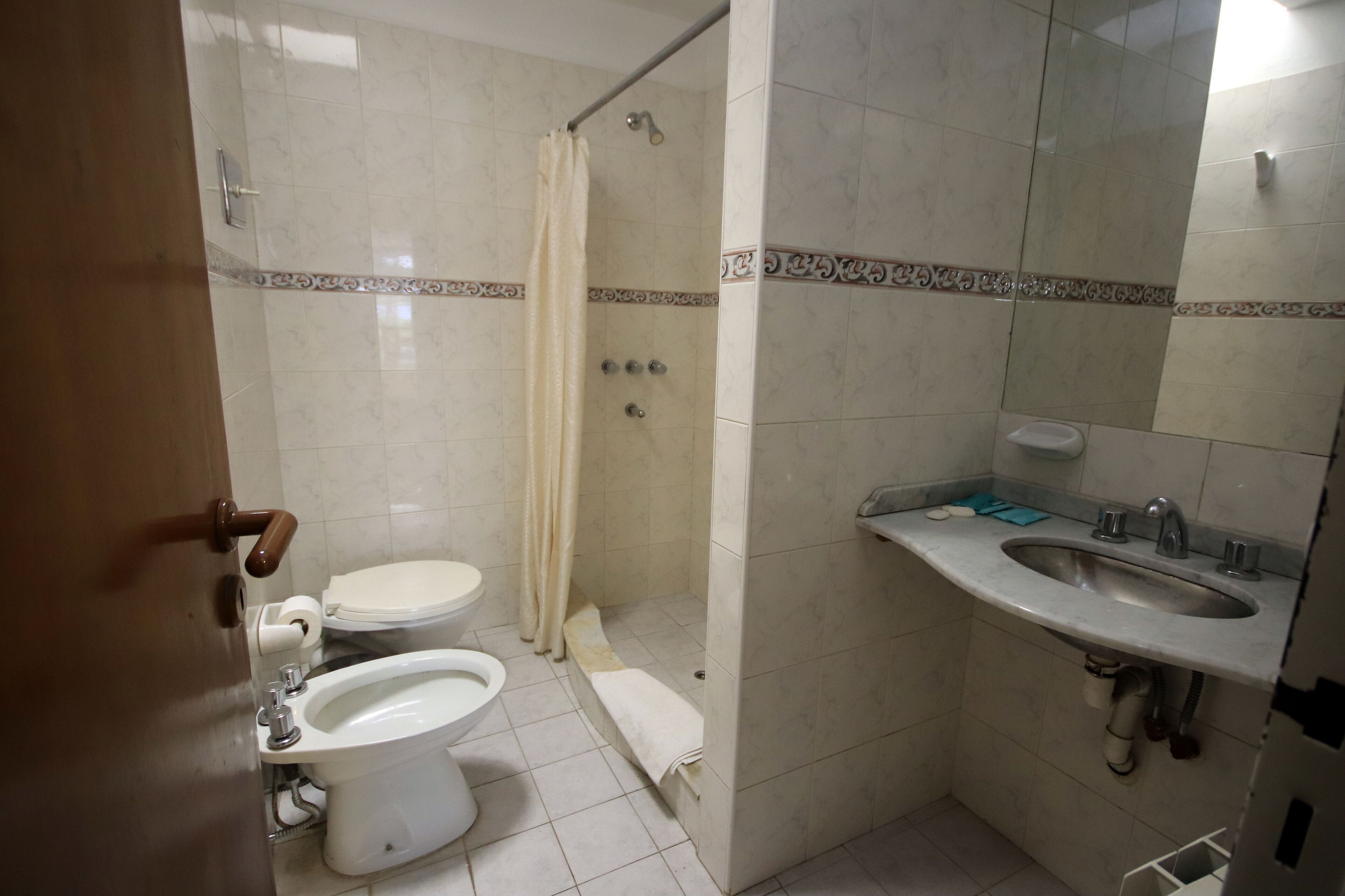 Habitación triple estándar | Baño | Amenidades de baño gratuitas, secadora de cabello, bidet, toallas 