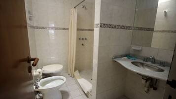 Habitación triple estándar | Baño | Amenidades de baño gratuitas, secadora de cabello, bidet, toallas