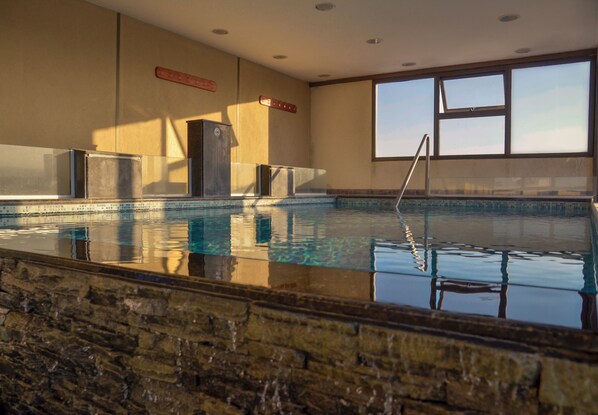 Innenpool, Außenpool, Sonnenschirme, Liegestühle