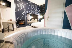 Deluxe Double Room, Hot Tub (Chambre 4) | Hypo-allergenic bedding, in-room safe, free rollaway beds, free WiFi
