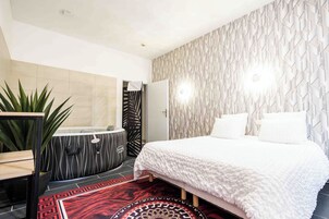 Ropa de cama hipoalergénica y caja de seguridad en la habitación 