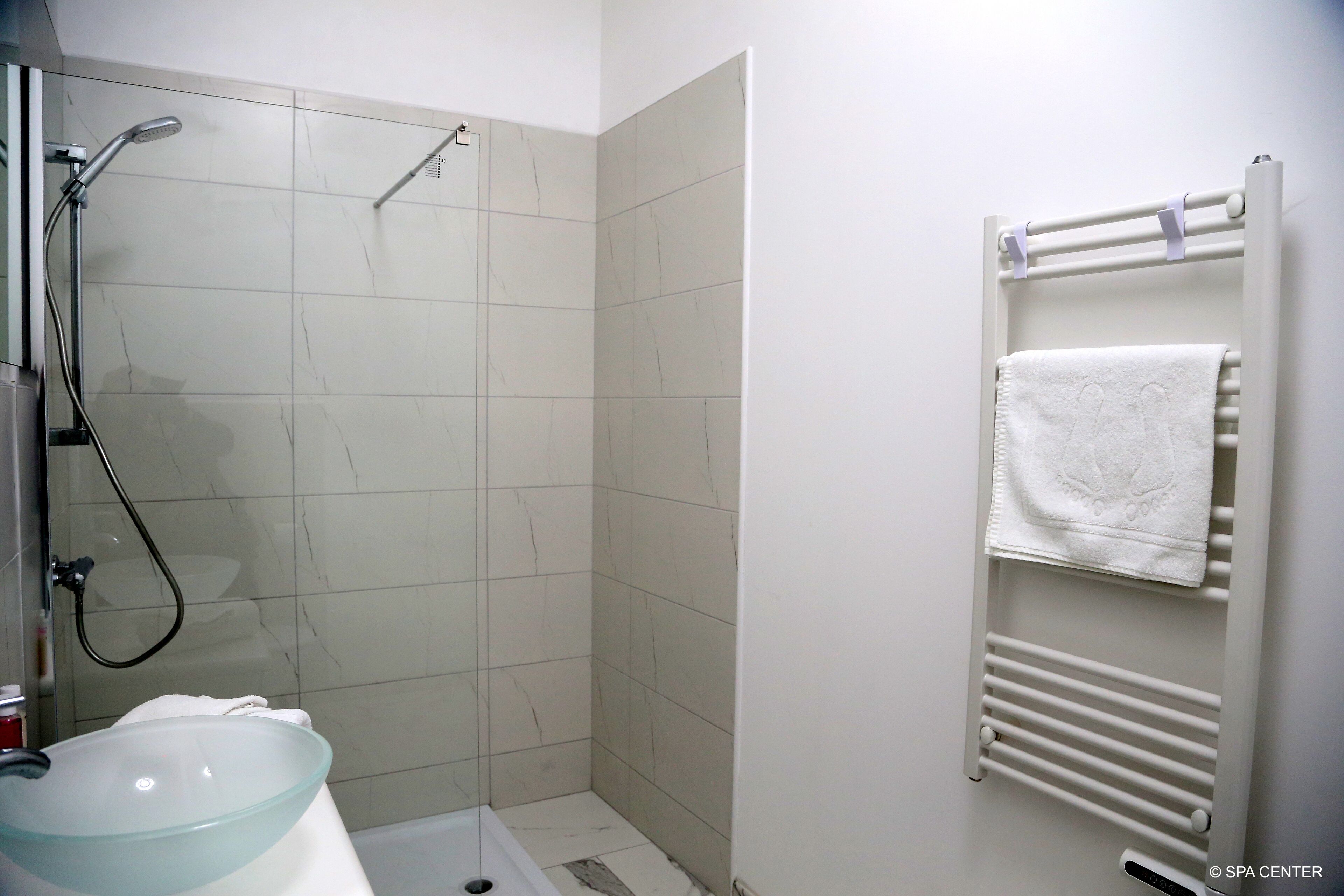 Dusche, kostenlose Toilettenartikel, Handtücher, Seife