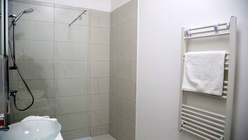 Dusche, kostenlose Toilettenartikel, Handtücher, Seife