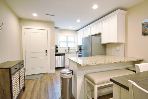 Rustic Retreat 3Bed/3Ba Walk In Quiet Close to Lake TaneyComo & The Landing