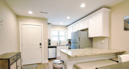 Rustic Retreat 3Bed/3Ba Walk In Quiet Close to Lake TaneyComo & The Landing